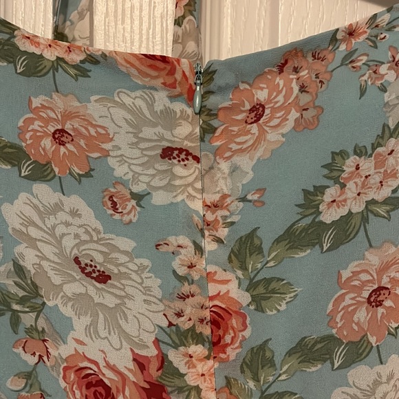 Flowered dress with belt - Picture 5 of 7